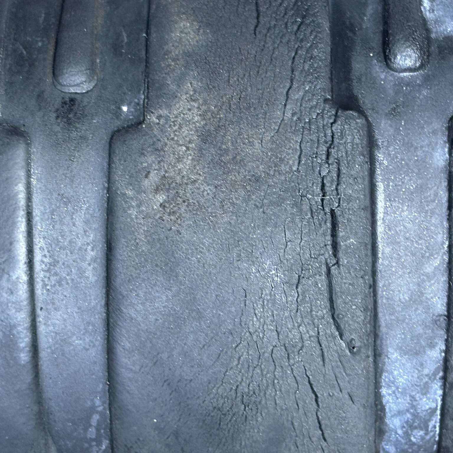 Worn rubbers on the Toyota Hilux 1KD